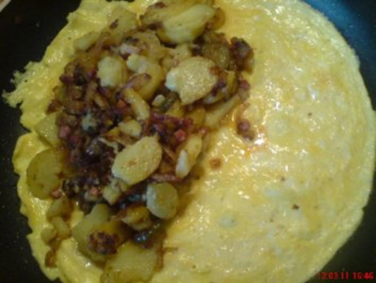 Omelett ~ herzhaft gefüllt ~ mit Bratkartoffeln - Rezept - Bild Nr. 5