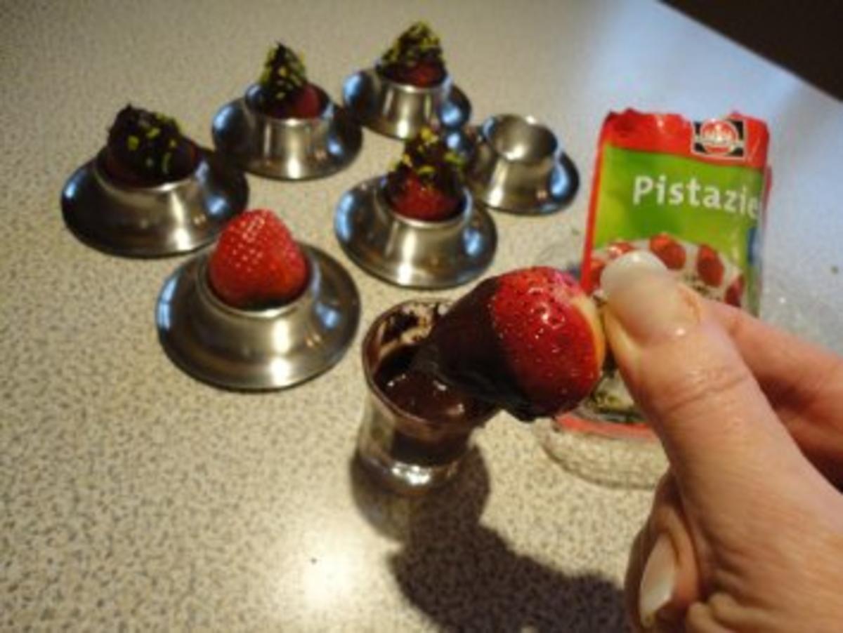 Sekt mit Pistazien-Schoko-Erdbeere - Rezept - Bild Nr. 2