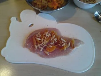 Rezept: Leo´s Putenröllchen mit Aprikosen-Mandel-Füllung Bild Nr. 3 Leo´s Putenröllchen mit Aprikosen-Mandel-Füllung - Rezept - Bild Nr. 3