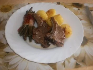 Rezept: Lamm Koteletts ~ Bohnenpäckchen ~ Rosmarinkartoffeln ~ Dipp mit Knoblauch Lamm Koteletts ~ Bohnenpäckchen ~ Rosmarinkartoffeln ~ Dipp mit Knoblauch - Rezept