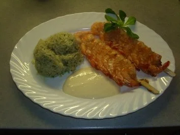 Fischgerichte: Garnelenspieße mit Knoblauchsosse und Kräuterreis - Rezept