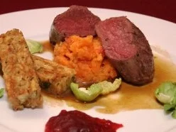Rehfilet an Möhren-Stampf und Semmelknödel, dazu Rosenkohl und Cranberries - Rezept