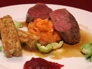 Rehfilet an Möhren-Stampf und Semmelknödel, dazu Rosenkohl und Cranberries - Rezept