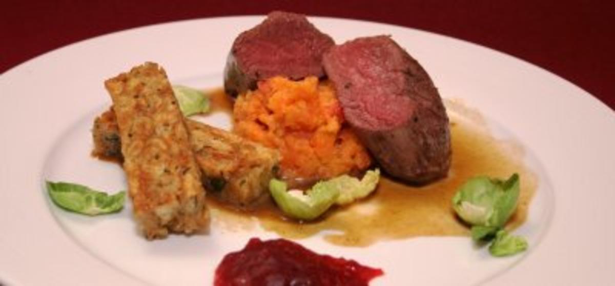 Rehfilet an Möhren-Stampf und Semmelknödel, dazu Rosenkohl und
Cranberries - Rezept Durch Das perfekte Dinner