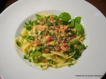 Fettuccine mit bunter Käsesauce - Rezept