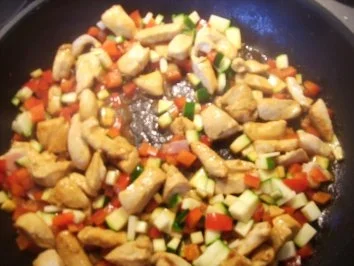 Resteverwertung die Zweite: Nudel-Gemüsepfanne mit Hähnchenfleisch - Rezept - Bild Nr. 4