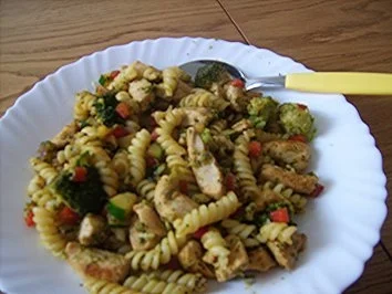 Resteverwertung die Zweite: Nudel-Gemüsepfanne mit Hähnchenfleisch - Rezept