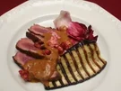 Geräucherte Entenbrustfilets, Auberginen mit Erdnuss-Soße und Granatapfel - Rezept