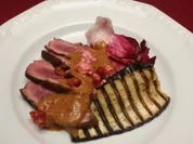 Geräucherte Entenbrustfilets, Auberginen mit Erdnuss-Soße und Granatapfel - Rezept