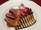 Geräucherte Entenbrustfilets, Auberginen mit Erdnuss-Soße und Granatapfel - Rezept