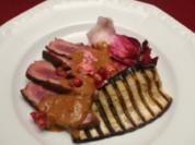 Geräucherte Entenbrustfilets, Auberginen mit Erdnuss-Soße und Granatapfel - Rezept
