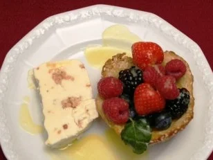 Rezept: Beeren in Krokant mit klarer Orangensoße Beeren in Krokant mit klarer Orangensoße - Rezept