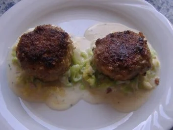 Kalbsbuletten auf Rahmspitzkohl - Rezept