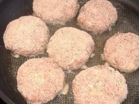 Kalbsbuletten auf Rahmspitzkohl - Rezept - Bild Nr. 2