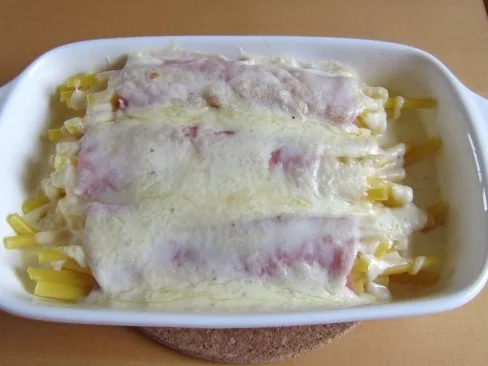 Rezept: Makkaroni-Schinken-Röllchen mit Käsesauce Makkaroni-Schinken-Röllchen mit Käsesauce - Rezept