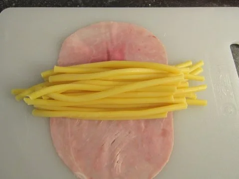 Rezept: Makkaroni-Schinken-Röllchen mit Käsesauce Bild Nr. 7 Makkaroni-Schinken-Röllchen mit Käsesauce - Rezept - Bild Nr. 7