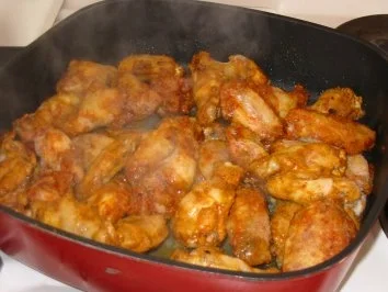 Rezept: Marinierte Hähnchenflügel an Feldsalat mit Saure Sahne-Jogurthdressing Marinierte Hähnchenflügel an Feldsalat mit Saure Sahne-Jogurthdressing - Rezept