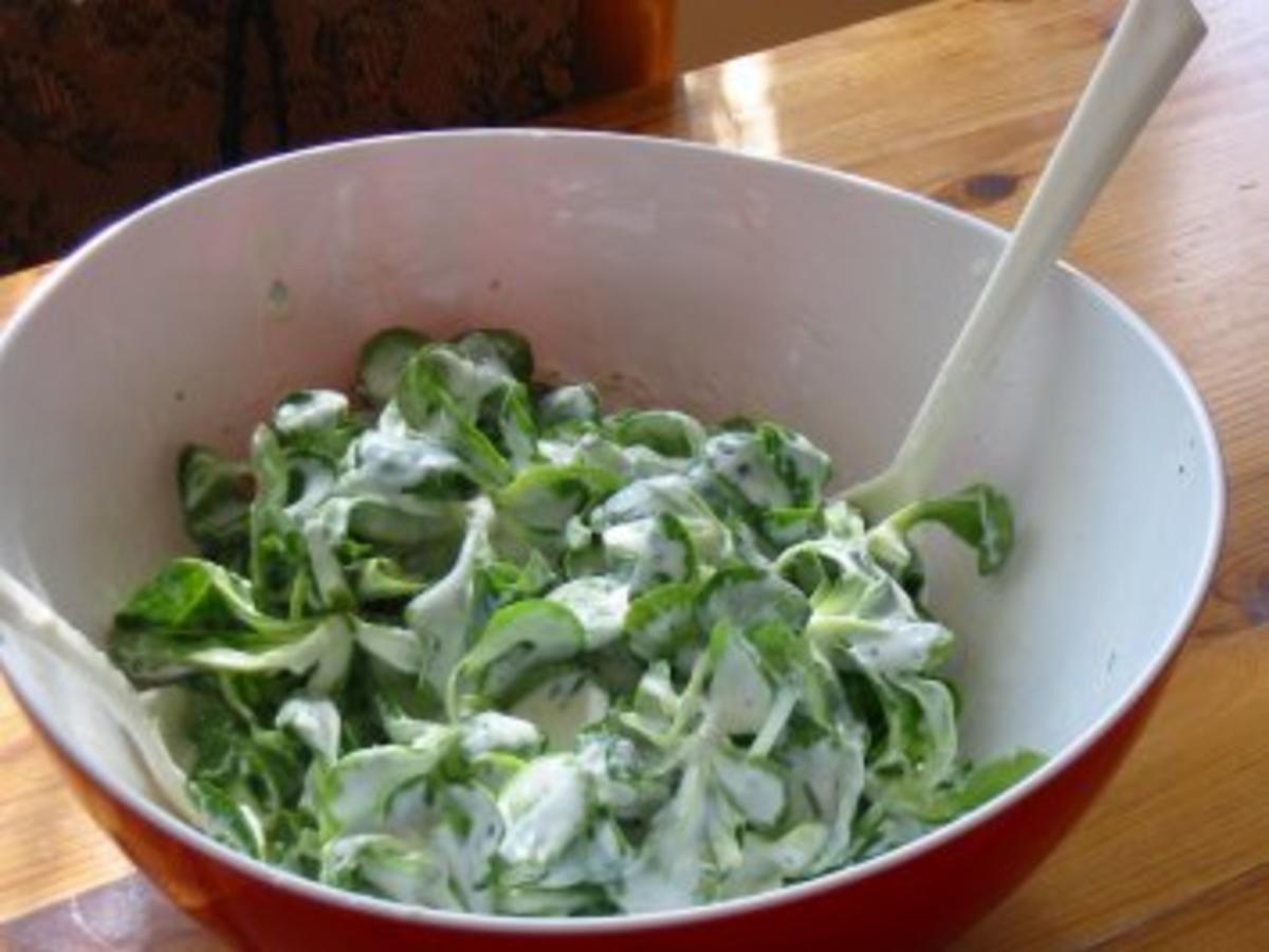 Marinierte Hähnchenflügel an Feldsalat mit Saure Sahne Jogurthdressing ...