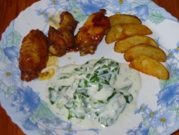 Rezept: Marinierte Hähnchenflügel an Feldsalat mit Saure Sahne-Jogurthdressing Bild Nr. 6 Marinierte Hähnchenflügel an Feldsalat mit Saure Sahne-Jogurthdressing - Rezept - Bild Nr. 6