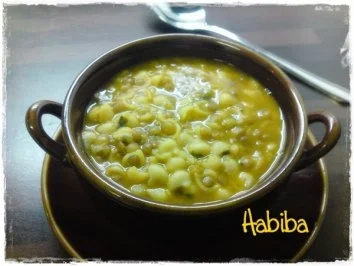 Braune Linsensuppe mit Zitrone und Tomatensoße - Rezept