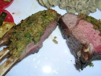 Lammrack mit Zucchini-Kräuter Kruste an Olivenkartoffelpüree - Rezept - Bild Nr. 11