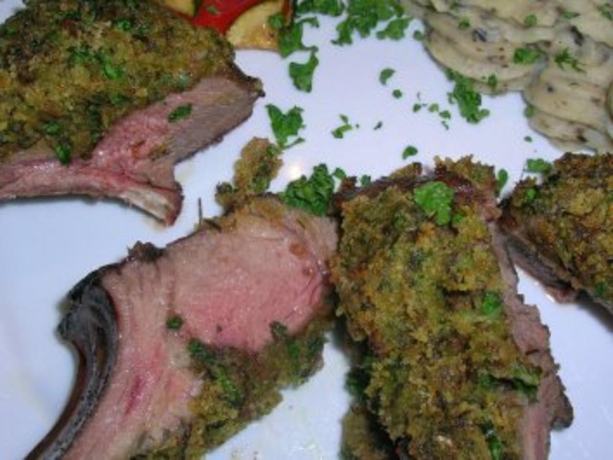 Lammrack mit Zucchini-Kräuter Kruste an Olivenkartoffelpüree - Rezept ...
