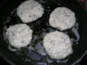 Minicalamari in Olilvenöl gegart an Kartoffel-Oliven-Plätzchen (Restverwertung) - Rezept - Bild Nr. 4