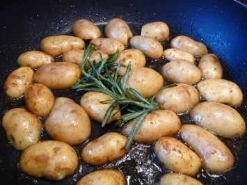 Rezept: Perlhuhn an Rosmarinkartöffelchen mit Pfifferling-Böhnchen Bild Nr. 6 Perlhuhn an Rosmarinkartöffelchen mit Pfifferling-Böhnchen - Rezept - Bild Nr. 6