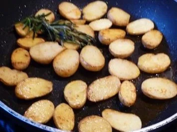 Rezept: Perlhuhn an Rosmarinkartöffelchen mit Pfifferling-Böhnchen Bild Nr. 7 Perlhuhn an Rosmarinkartöffelchen mit Pfifferling-Böhnchen - Rezept - Bild Nr. 7