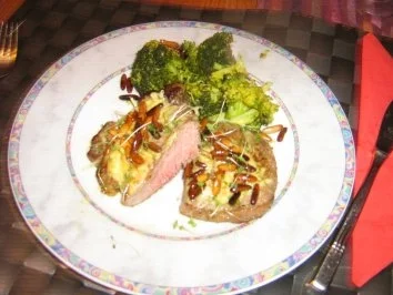 Rezept: Rumpsteak unter einer Käsekruste mit gerösteten Pinienkernen und Rucolakeimlingen bestreut Rumpsteak unter einer Käsekruste mit gerösteten Pinienkernen und Rucolakeimlingen bestreut - Rezept