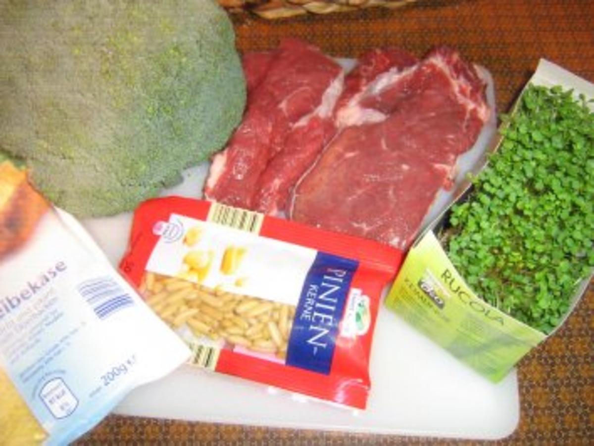 Rumpsteak unter einer Käsekruste mit gerösteten Pinienkernen und Rucolakeimlingen bestreut - Rezept - Bild Nr. 2