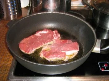 Rezept: Rumpsteak unter einer Käsekruste mit gerösteten Pinienkernen und Rucolakeimlingen bestreut Bild Nr. 3 Rumpsteak unter einer Käsekruste mit gerösteten Pinienkernen und Rucolakeimlingen bestreut - Rezept - Bild Nr. 3