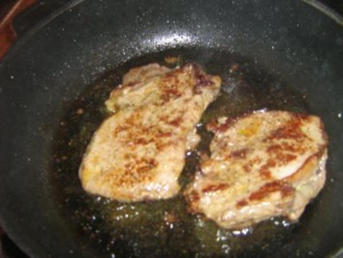 Rumpsteak unter einer Käsekruste mit gerösteten Pinienkernen und Rucolakeimlingen bestreut - Rezept - Bild Nr. 4