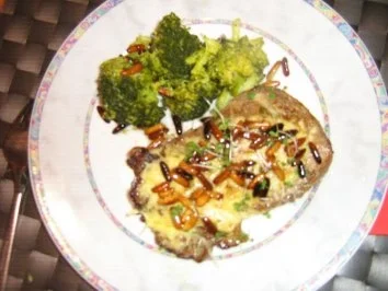 Rezept: Rumpsteak unter einer Käsekruste mit gerösteten Pinienkernen und Rucolakeimlingen bestreut Bild Nr. 6 Rumpsteak unter einer Käsekruste mit gerösteten Pinienkernen und Rucolakeimlingen bestreut - Rezept - Bild Nr. 6