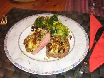 Rezept: Rumpsteak unter einer Käsekruste mit gerösteten Pinienkernen und Rucolakeimlingen bestreut Bild Nr. 7 Rumpsteak unter einer Käsekruste mit gerösteten Pinienkernen und Rucolakeimlingen bestreut - Rezept - Bild Nr. 7