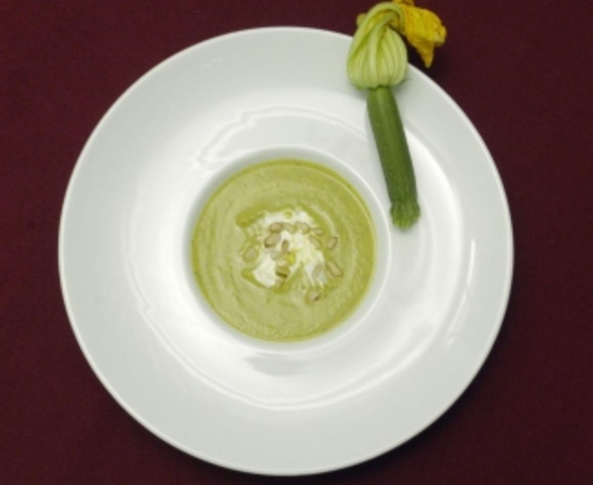 Bilder für Zucchini-Curry-Cremesuppe (Klaus Baumgart) - Rezept