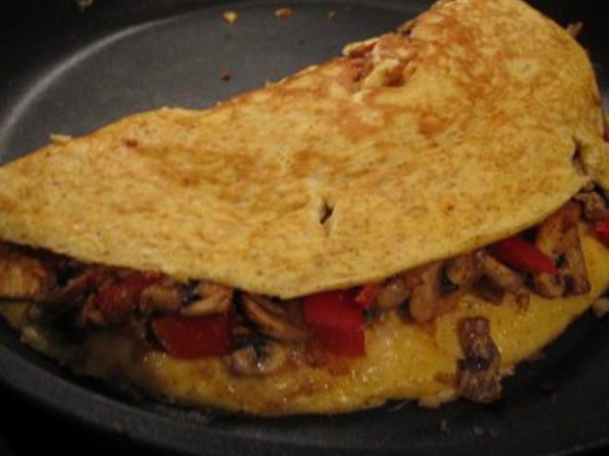 Eieromelette mit Gemüse-Käse-Füllung - Rezept - kochbar.de