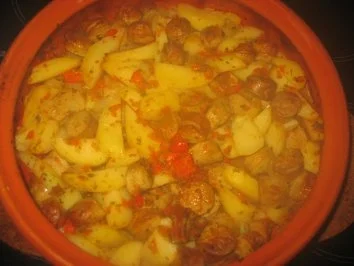 Geschmorte Kartoffeln mit Bratwurst im Römertopf - Rezept