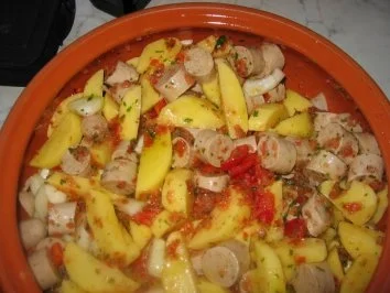 Geschmorte Kartoffeln mit Bratwurst im Römertopf - Rezept - Bild Nr. 3
