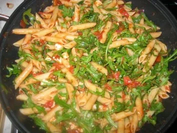 Rezept: Tomaten-Rucola-Nudeln mit Schafskäse Tomaten-Rucola-Nudeln mit Schafskäse - Rezept