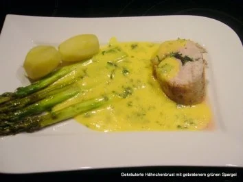 Rezept: Gekräuterte Hähnchenbrust mit gebratenem grünen Spargel Gekräuterte Hähnchenbrust mit gebratenem grünen Spargel - Rezept
