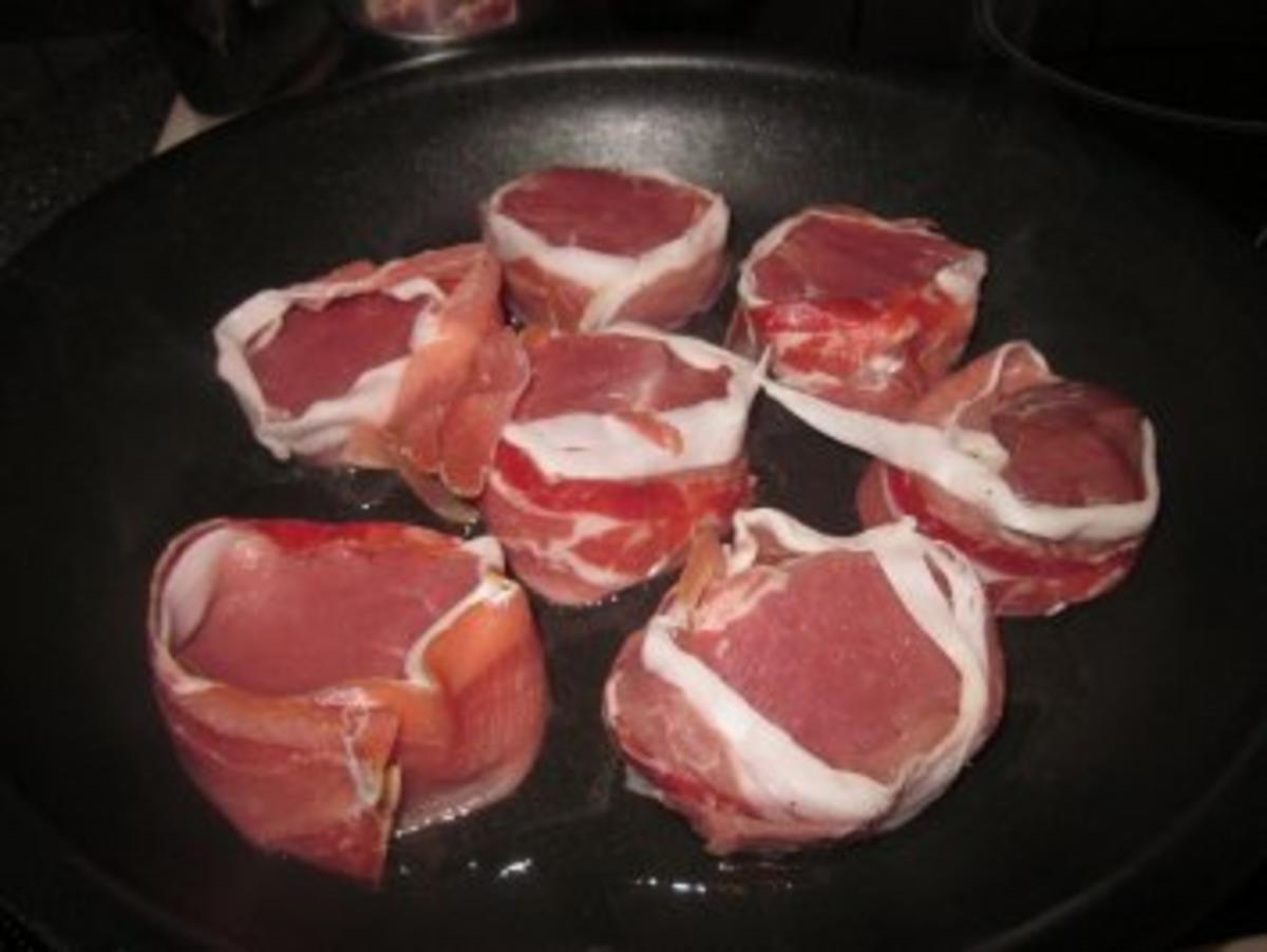Schweinefilet im Speckmantel mit scharfen Tomatenspätzle und Sahnesauce - Rezept - Bild Nr. 2