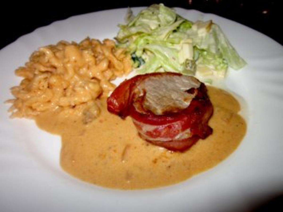 Schweinefilet im Speckmantel mit scharfen Tomatenspätzle und Sahnesauce ...