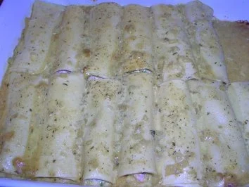 Rezept: Meeresfrüchte-Cannelloni mit Safransoße, dazu italienischer Tomatensalat Meeresfrüchte-Cannelloni mit Safransoße, dazu italienischer Tomatensalat - Rezept