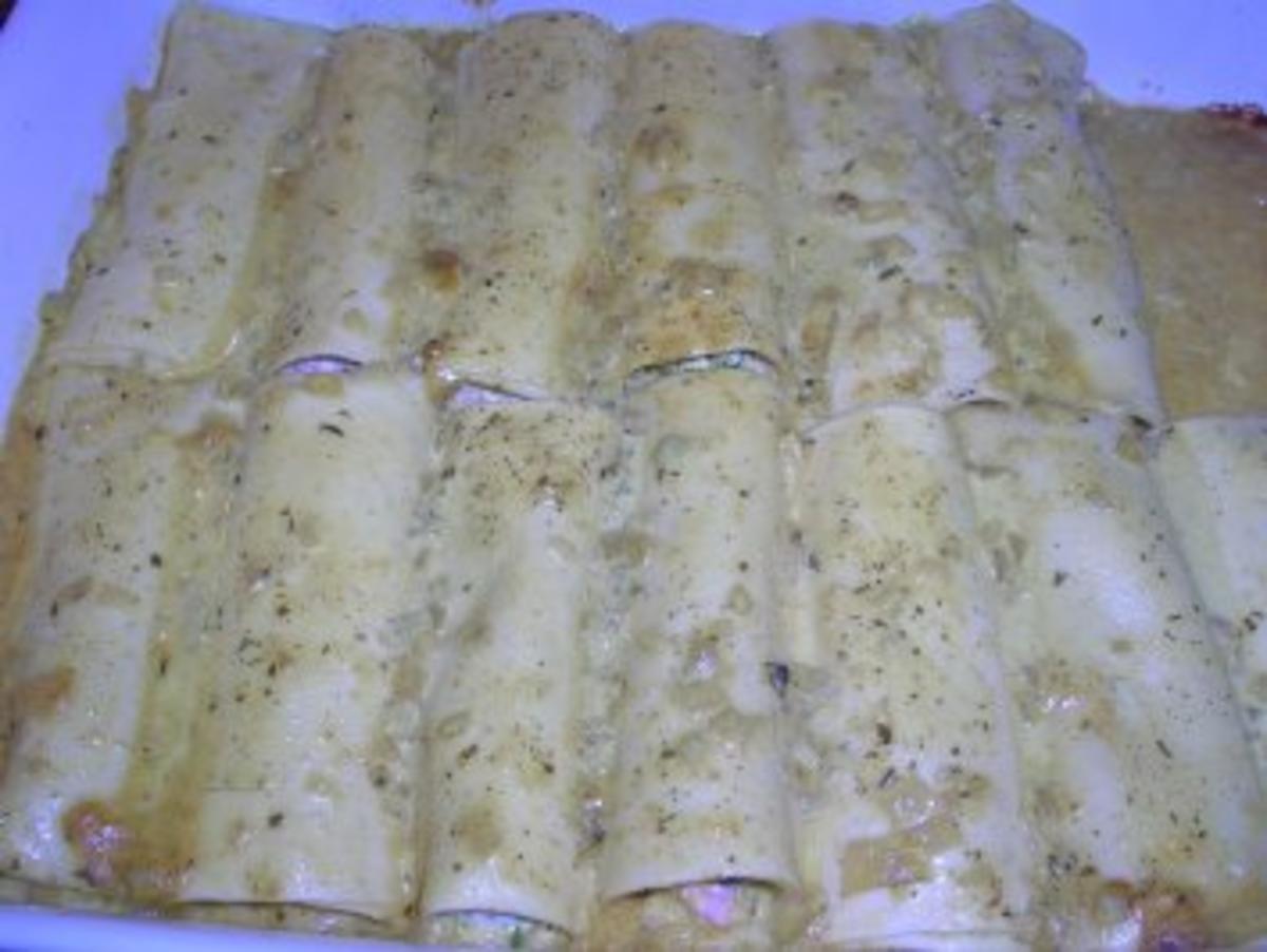 Meeresfrüchte-Cannelloni mit Safransoße, dazu italienischer ...