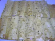 Meeresfrüchte-Cannelloni mit Safransoße, dazu italienischer Tomatensalat - Rezept