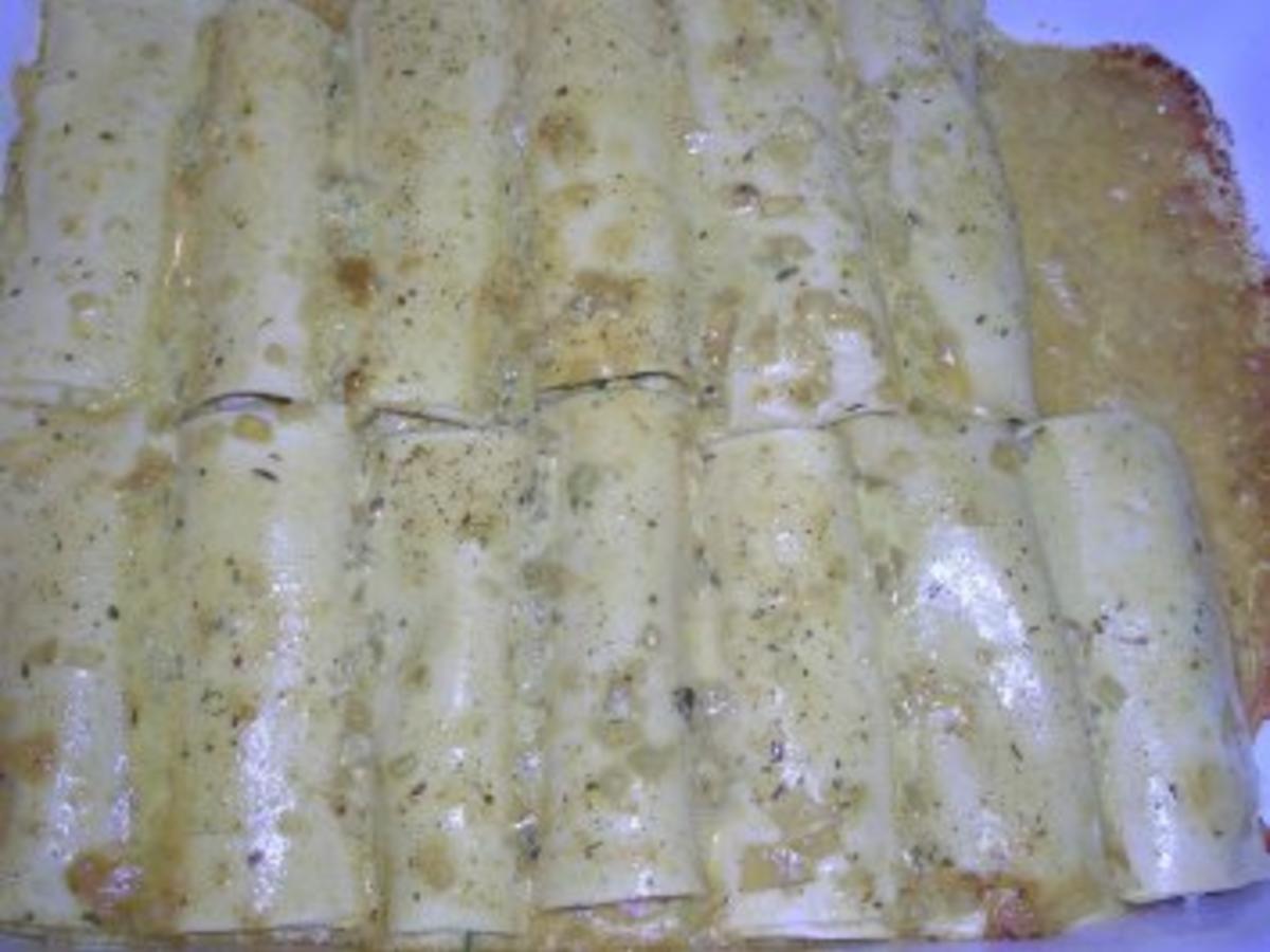 Meeresfrüchte Cannelloni mit Safransoße, dazu italienischer ...