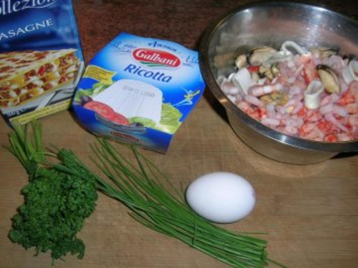 Meeresfrüchte-Cannelloni mit Safransoße, dazu italienischer ...