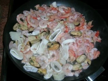 Rezept: Meeresfrüchte-Cannelloni mit Safransoße, dazu italienischer Tomatensalat Bild Nr. 4 Meeresfrüchte-Cannelloni mit Safransoße, dazu italienischer Tomatensalat - Rezept - Bild Nr. 4