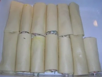 Rezept: Meeresfrüchte-Cannelloni mit Safransoße, dazu italienischer Tomatensalat Bild Nr. 8 Meeresfrüchte-Cannelloni mit Safransoße, dazu italienischer Tomatensalat - Rezept - Bild Nr. 8